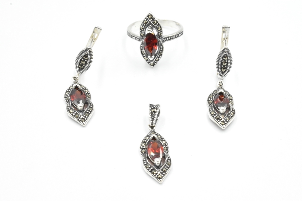 silver set with granada