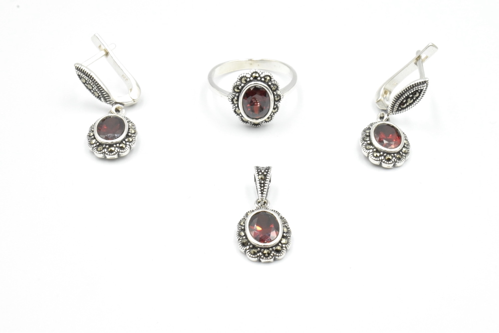 silver set with granada 